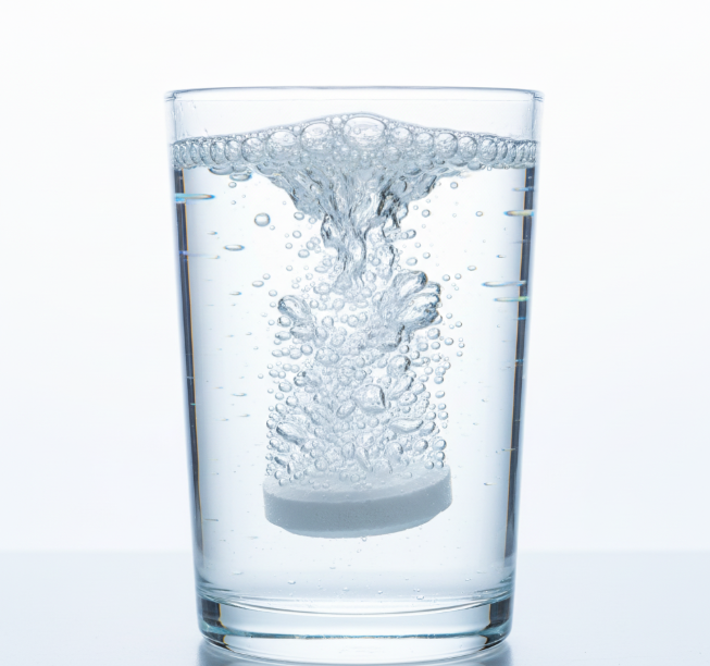 How do denture cleaning tablets work using effervescent cleaning action